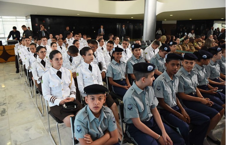 650 cidades aderem ao programa de escolas cívico-militares