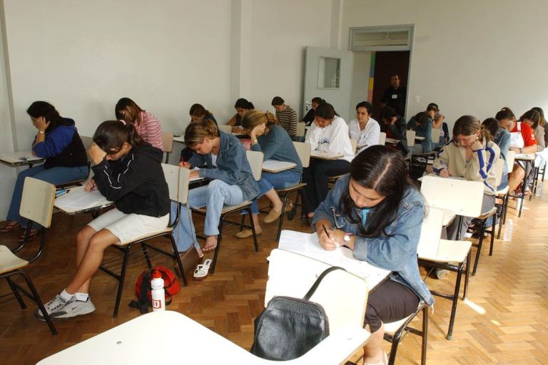 Acesso ao ensino superior no Brasil não está compatível com os padrões internacionais