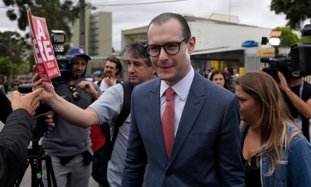 Advogado de defesa pede que Lula seja solto imediatamente