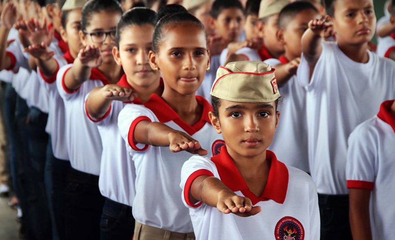 Bolsonaro defende "impor" modelo de educação militar e Governo anuncia 216 escolas até 2023