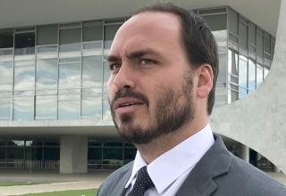 Carlos Bolsonaro divulga supostos registros do condomínio