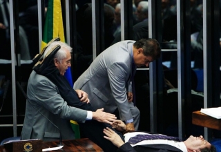 Cid Gomes passa mal durante pronunciamento e é socorrido por senadores