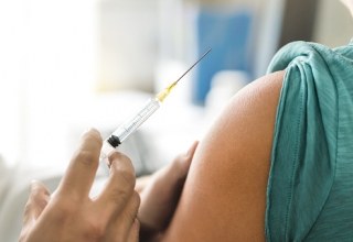 Crianças de seis meses a menores de um ano de idade devem receber uma dose extra da vacina tríplice viral