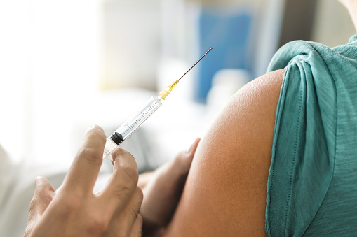 Crianças de seis meses a menores de um ano de idade devem receber uma dose extra da vacina tríplice viral
