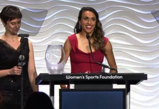 Marta recebe prêmio pela luta por igualdade de gênero no esporte