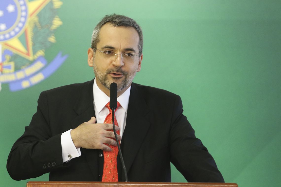 MEC anuncia retomada de 3.182 bolsas pela CAPES