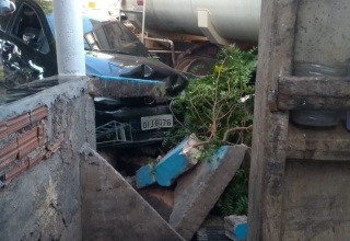Prefeito de Abaiara é hospitalizado após caminhão pipa colidir no seu carro