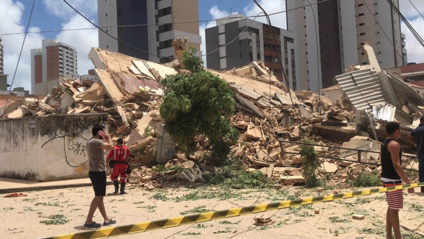 Residencial de 7 andares desaba em Fortaleza