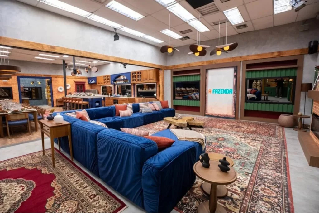 Participantes de A Fazenda 18 reunidos na sala da sede do reality da Record