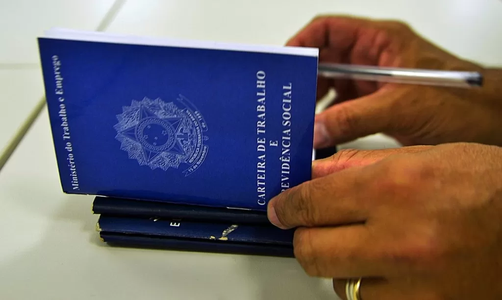 Carteiras de Trabalho e Previdência Social, de capa azul, empilhadas