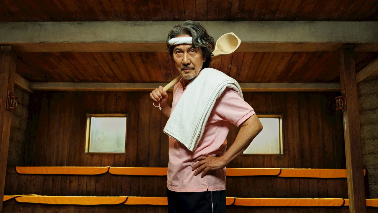 Protagonista da série japonesa Alguém Falou de Mim? em um ambiente de madeira, com uma toalha no ombro