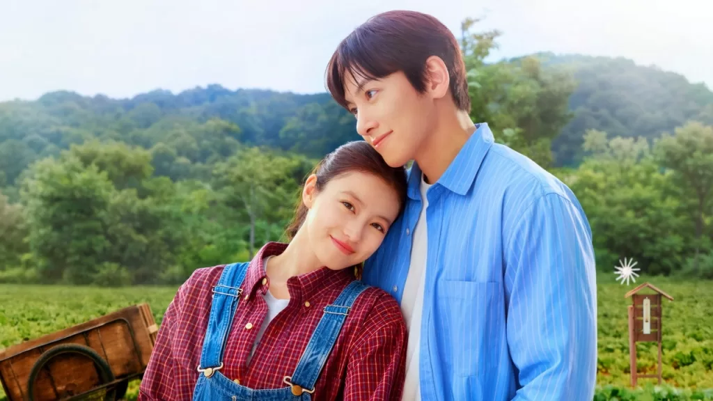 Ji Chang-wook e Mio Imada, como Yu-bin e Karin, abraçados ao ar livre em imagem de divulgação da série Amor Doce Amor