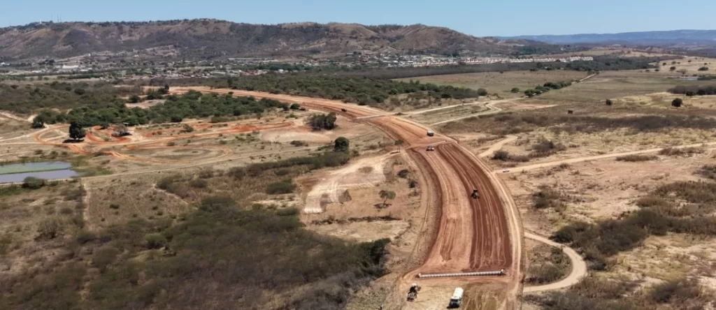 Máquinas trabalham na duplicação da CE-060 no trecho 6 do Anel Viário do Cariri, em Juazeiro do Norte