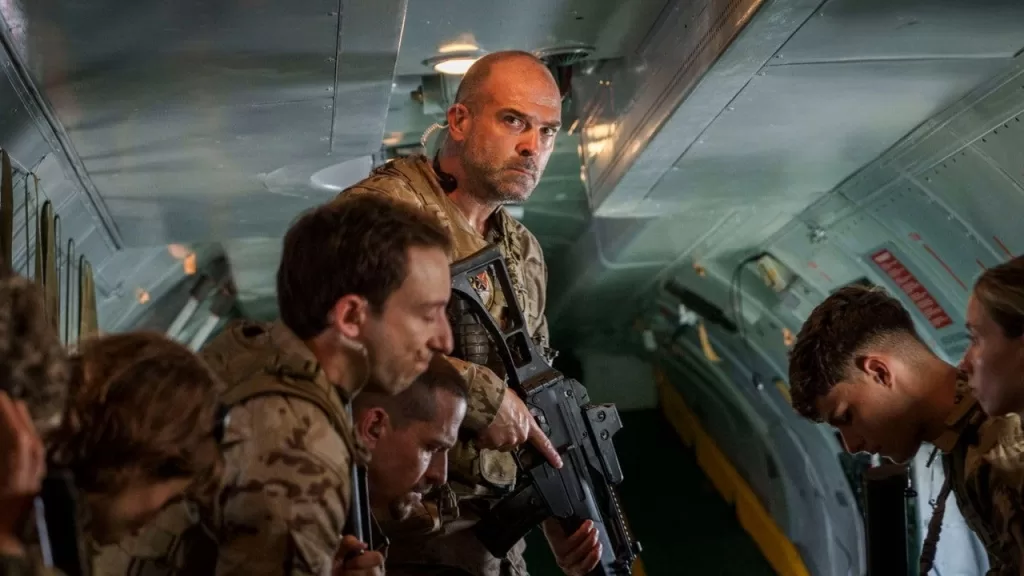 Grupo de soldados armados dentro de um avião, em cena do filme Apocalipse Z: Novo Mundo