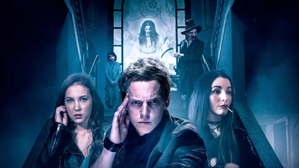 Equipe de caçadores de fantasmas com lanternas em uma mansão escura, em cena do filme Caçadores das Almas Perdidas
