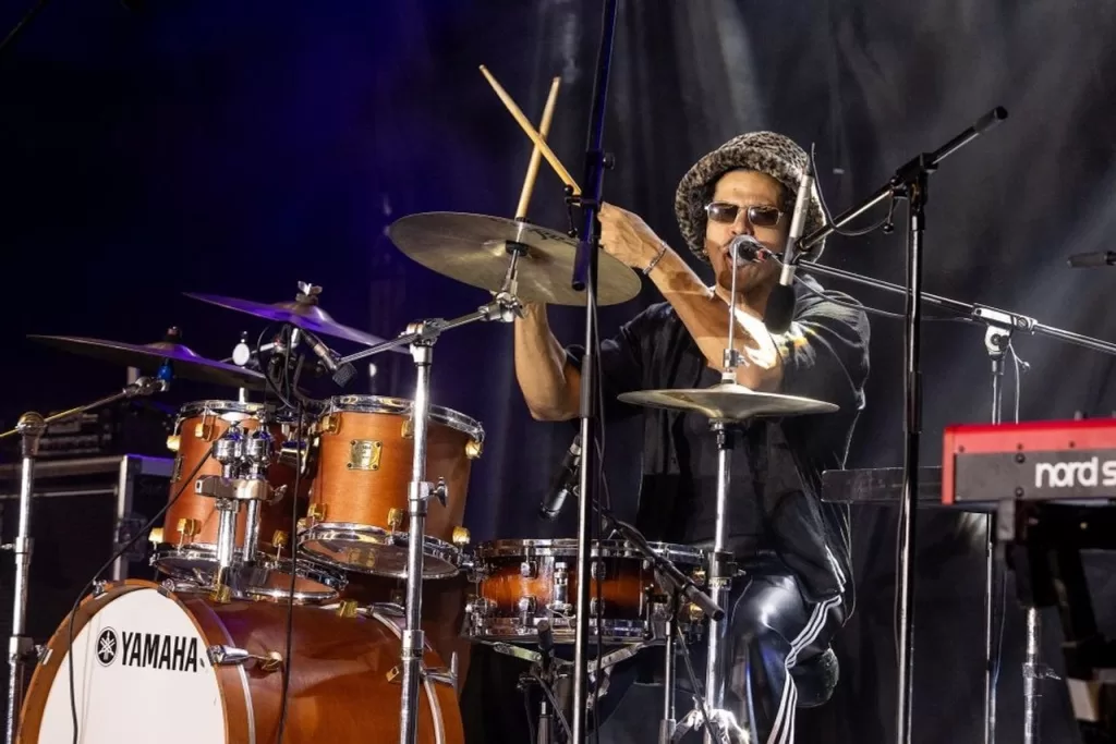 O artista cearense Dipas toca bateria no palco durante apresentação do Elos Sync no JZ Festival, em Xangai, na China