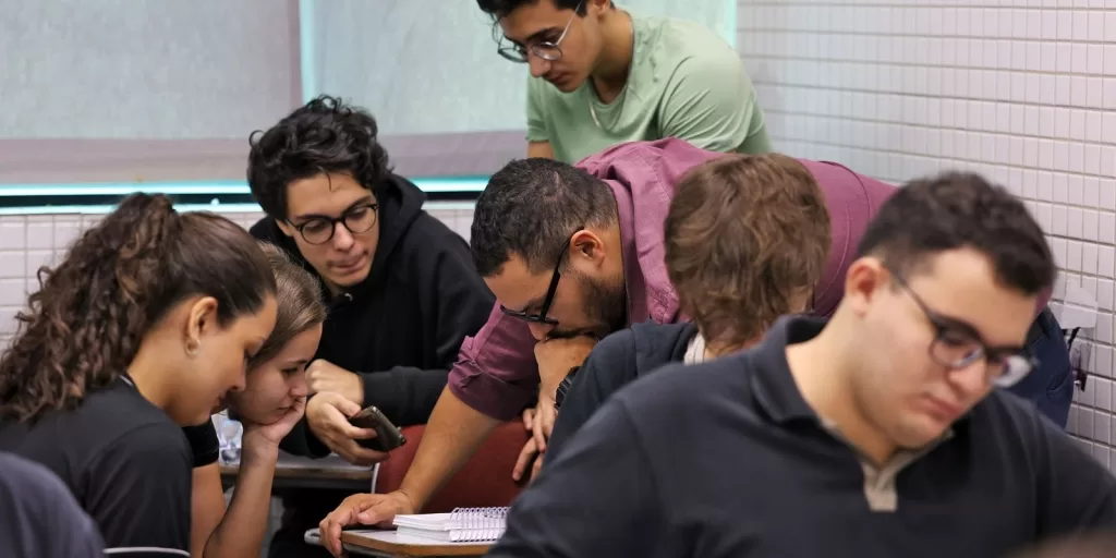 Professor dá aula para estudantes em sala de aula durante preparação para o Enem