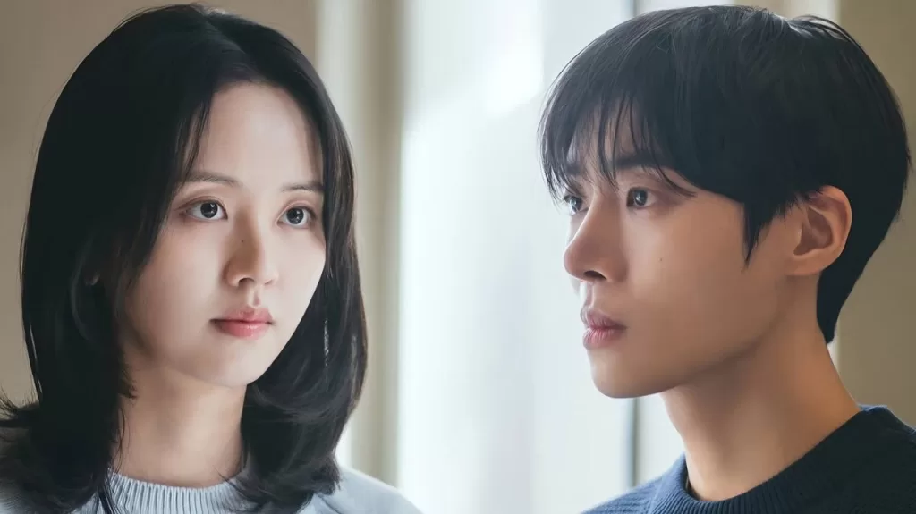 Kim So-hyun e Choo Young-woo, como You-jin e Min-jae, trocam olhares em ambiente iluminado em cena do dorama Entre os Nossos Passos