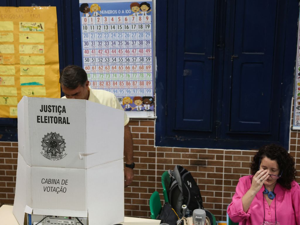 O senador Flávio Bolsonaro durante votação no segundo turno, em escola de Vila Isabel, no Rio de Janeiro
