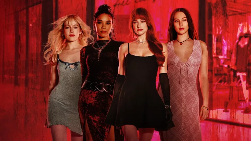 Quatro jovens mulheres posando em uma loja iluminada por luz vermelha, em imagem de divulgação do filme de terror Frutas Proibidas