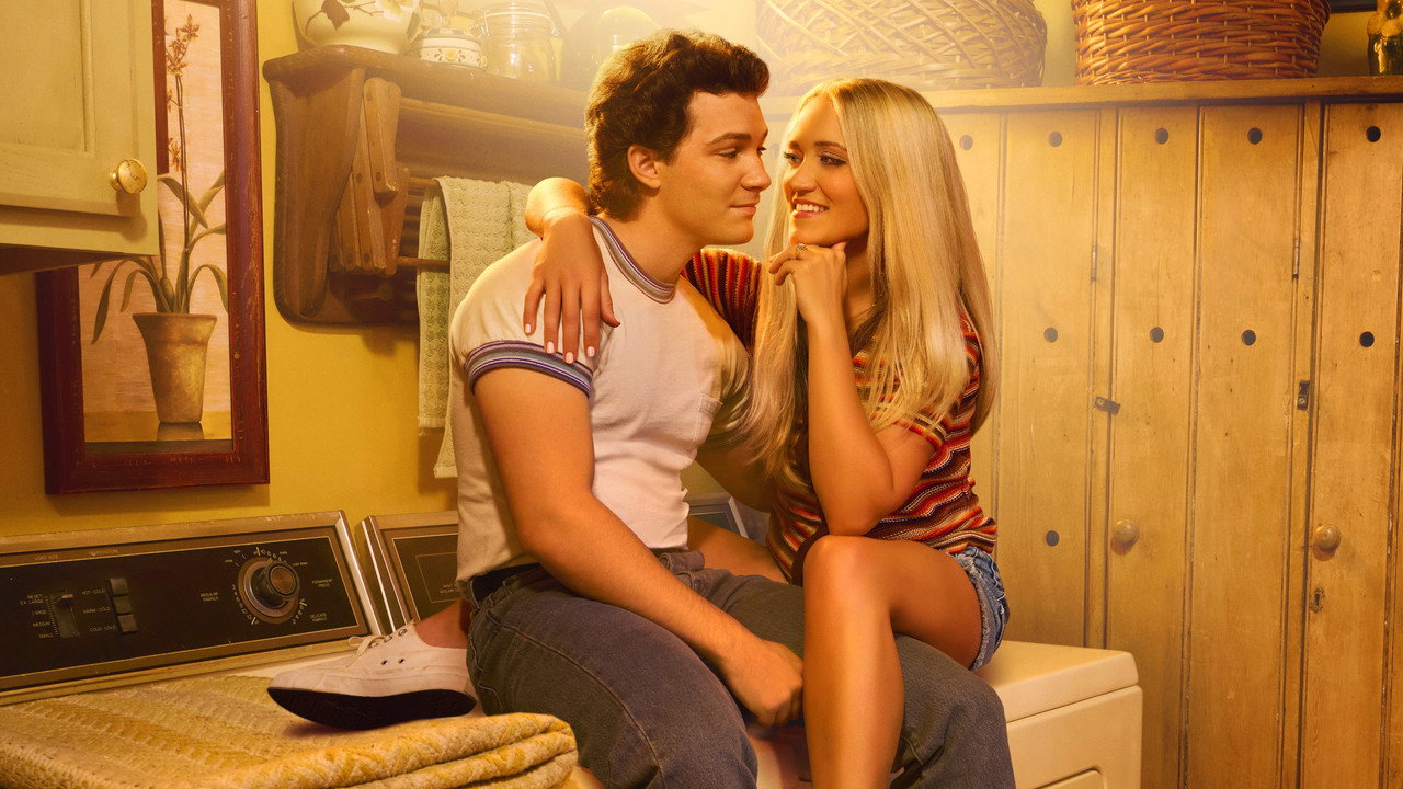 Montana Jordan e Emily Osment como Georgie e Mandy, sorrindo abraçados em uma cozinha