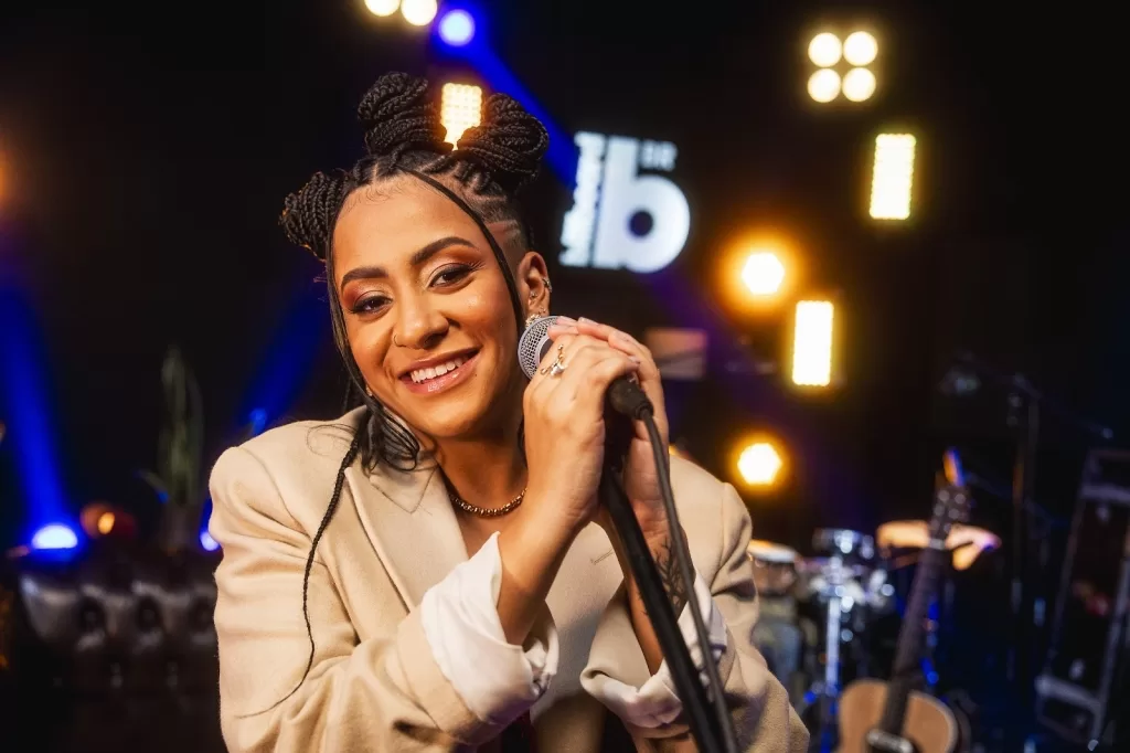 Lourena, artista confirmado no show Poesia Acústica – Encontro de 10 anos