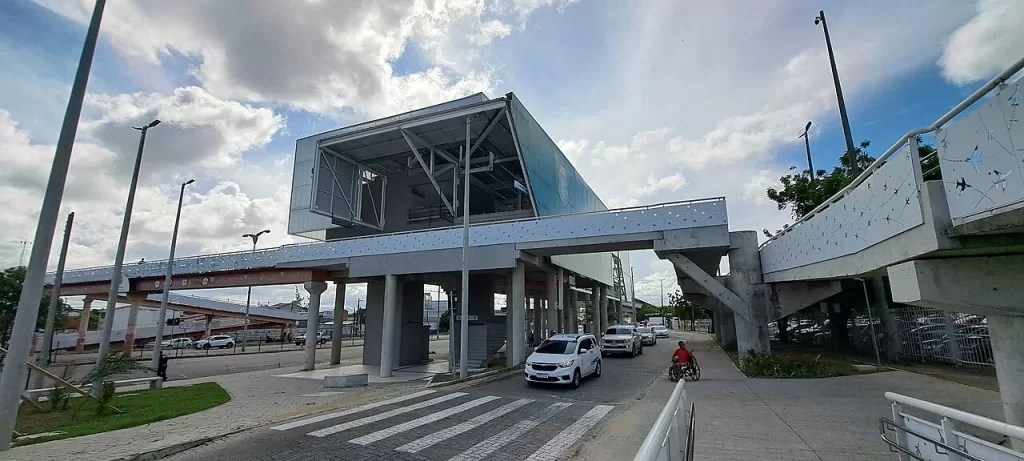 Plataforma de estação do Metrofor em Fortaleza, com trilhos e cobertura metálica