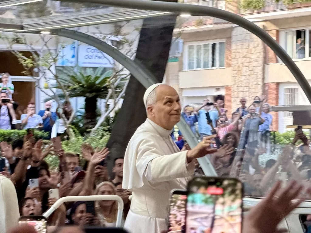 Papa Leão XIV acena para fiéis durante visita a Barcelona, em junho de 2026