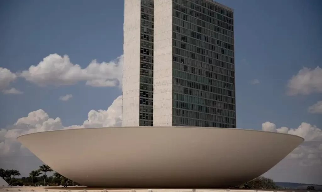Fachada do Congresso Nacional, em Brasília, com as cúpulas da Câmara dos Deputados e do Senado e as torres do anexo