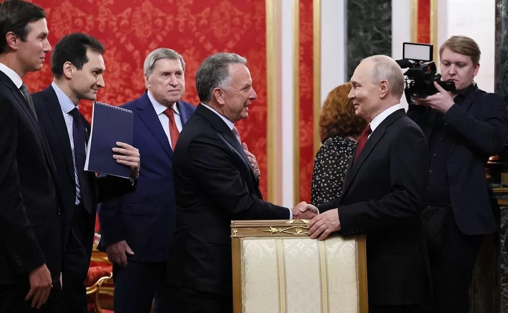 O presidente russo, Vladimir Putin, aperta a mão do enviado especial dos EUA, Steve Witkoff, no Kremlin