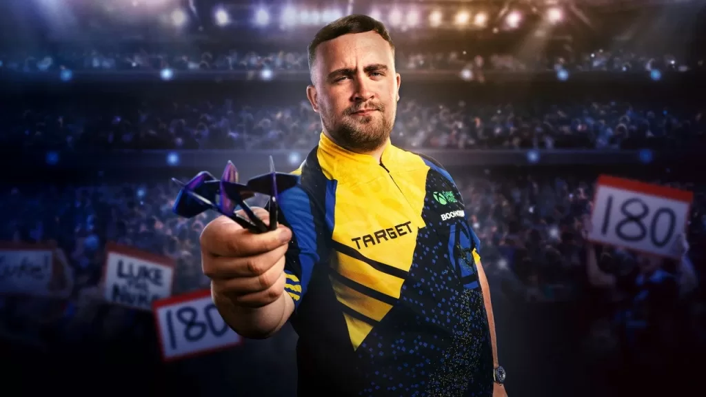 O jogador de dardos Luke Littler segura os dardos diante de uma plateia com placas de 180 pontos