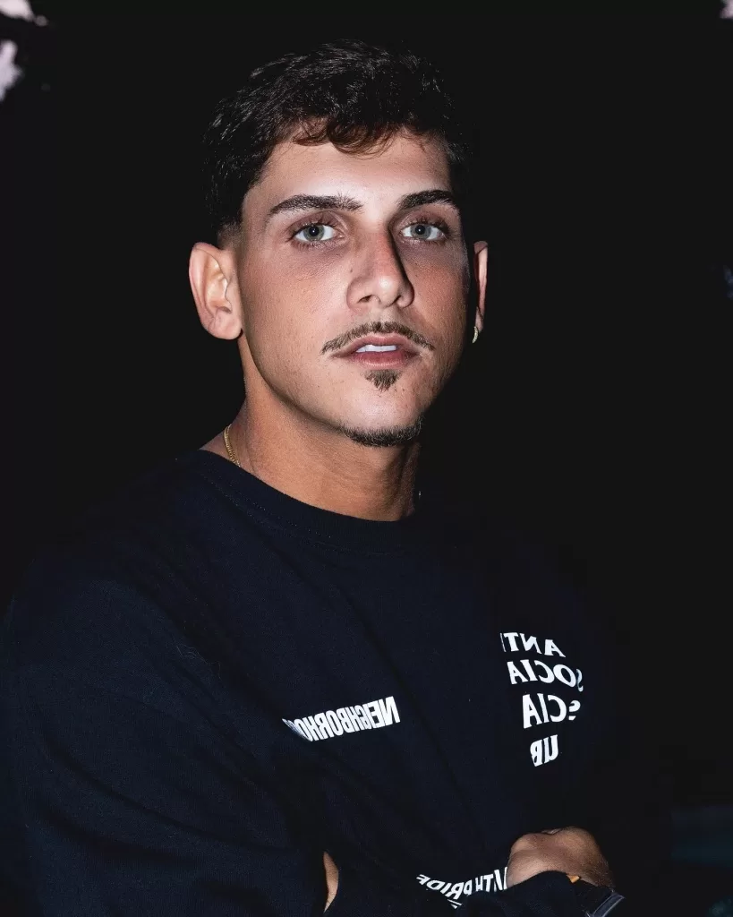 Salve Malak, artista confirmado no show Poesia Acústica – Encontro de 10 anos