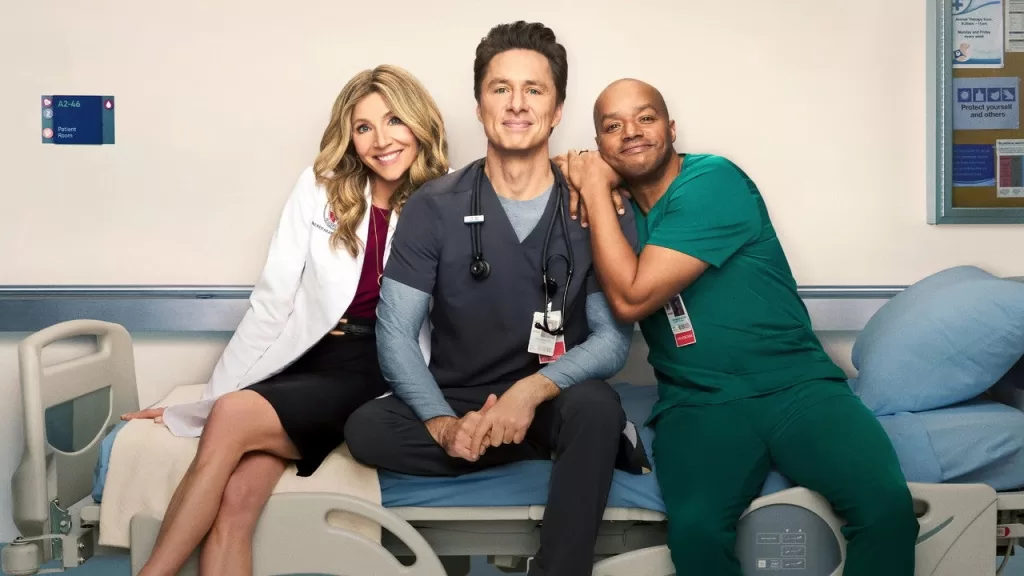 Zach Braff, Donald Faison e Sarah Chalke em um corredor de hospital, em imagem de divulgação da nova fase de Scrubs