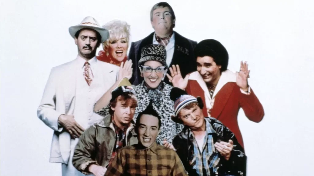 Integrantes do elenco do programa SCTV reunidos e caracterizados em foto de divulgação do documentário