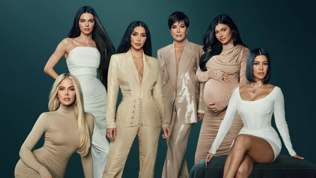 Kris Jenner e as filhas Kim, Kourtney, Khloé, Kendall e Kylie posando juntas com roupas em tons claros, em imagem de divulgação do reality The Kardashians