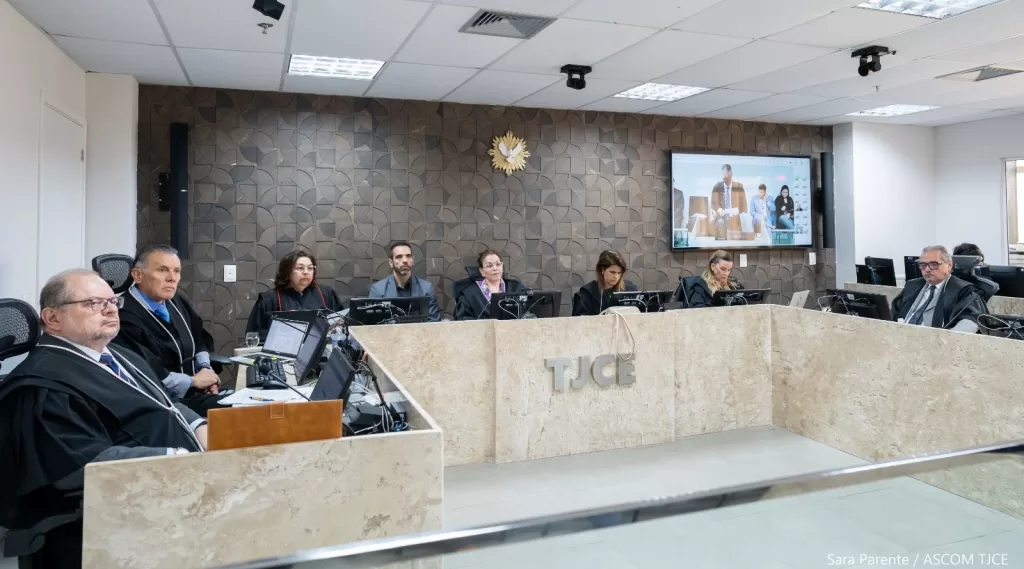 Desembargadores da 5ª Câmara de Direito Privado do Tribunal de Justiça do Ceará durante sessão de julgamento