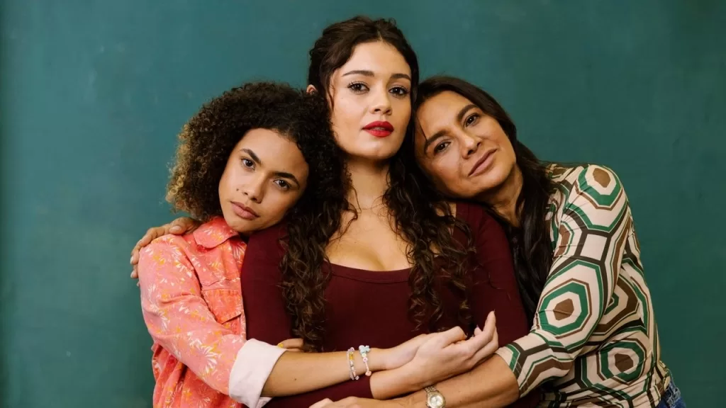 As três protagonistas da novela Três Graças abraçadas em imagem de divulgação