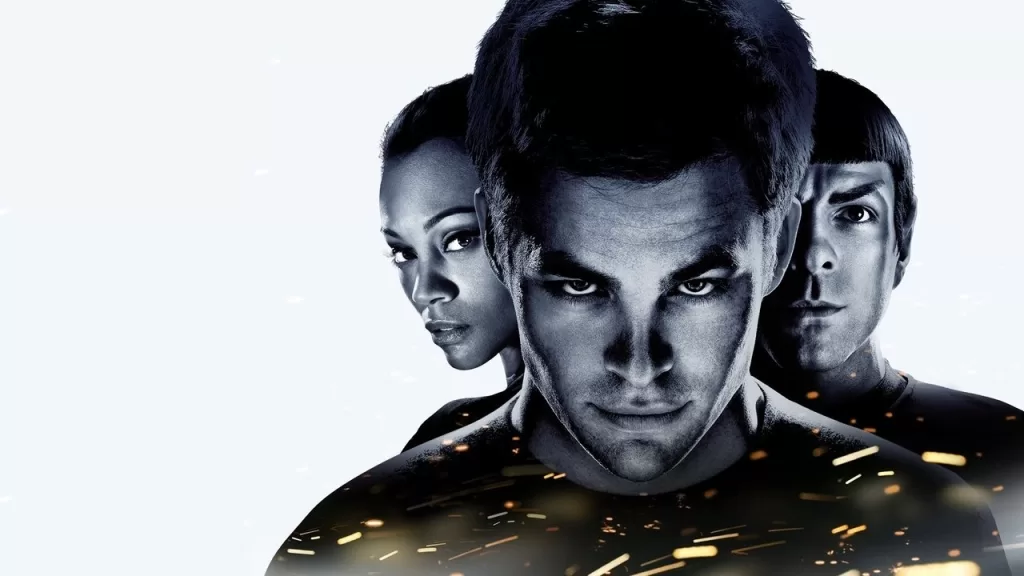 Chris Pine como Kirk, Zachary Quinto como Spock e Zoe Saldaña como Uhura em montagem sobre fundo claro