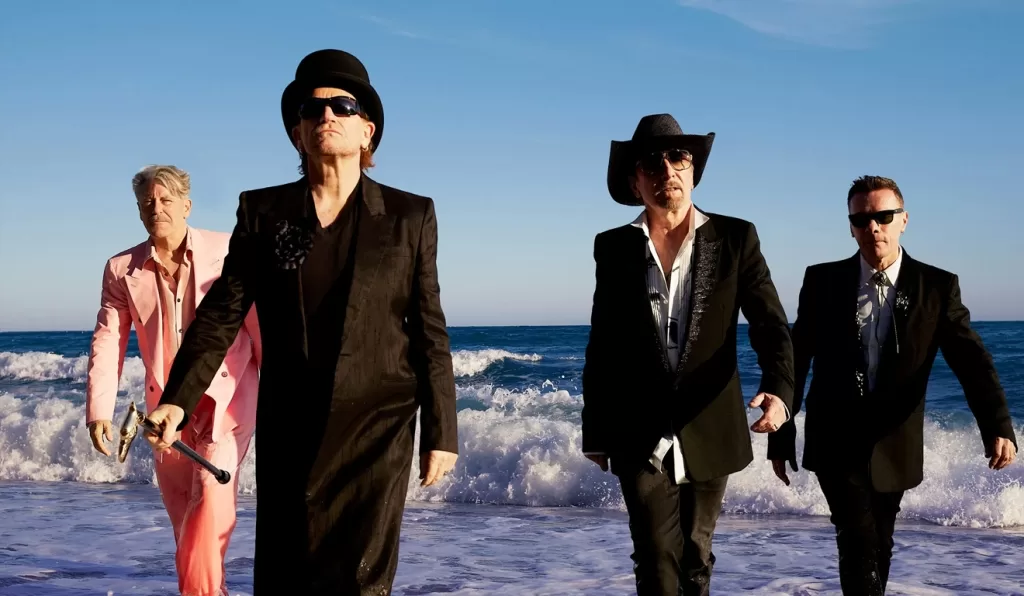 Integrantes do U2 se apresentam no palco